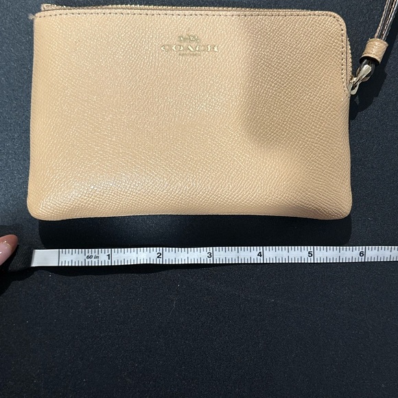 👜 Coach Beige Pebbled Leather Wristlet Zip Pouch - Picture 6 of 7